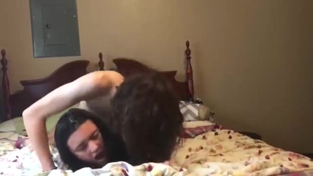 Паренек соблазняет симпатичную подружку на секс в спальне